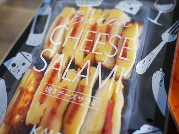 カルディ「焼きチーズサラミ」