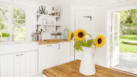 花を飾ったきれいな部屋