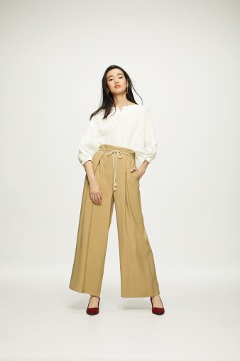 マシュマロポインテッドパンプス×ワイドパンツのコーディネート