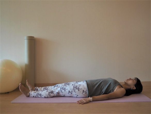 顔をスッキリさせるヨガ1