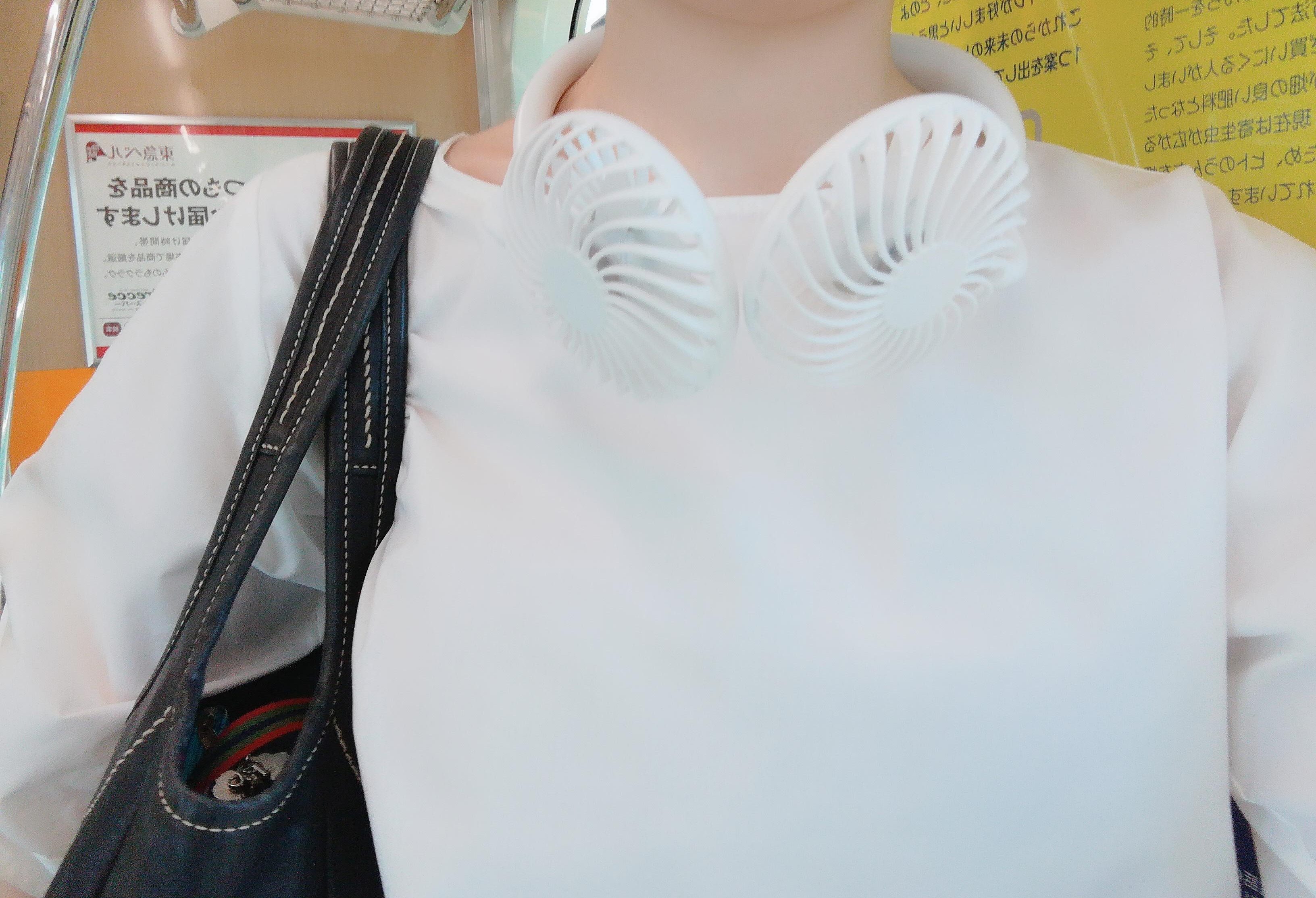 VLANCH「首掛け扇風機」￥2,150 （編集部調べ）