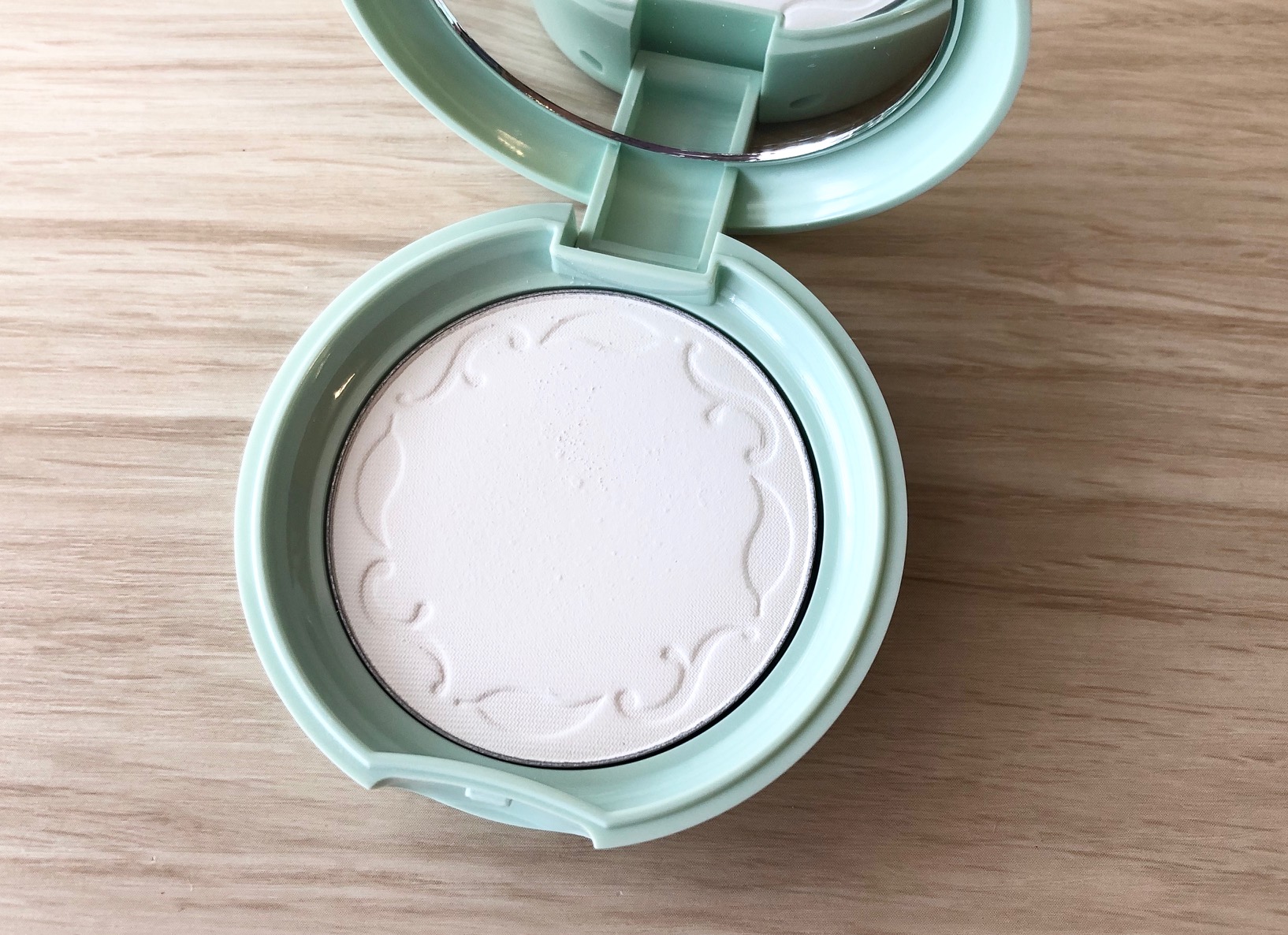 イニスフリー【ノーセバム ミネラルパクト】1,200円