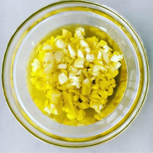 にんにくはオリーブオイルに漬ける