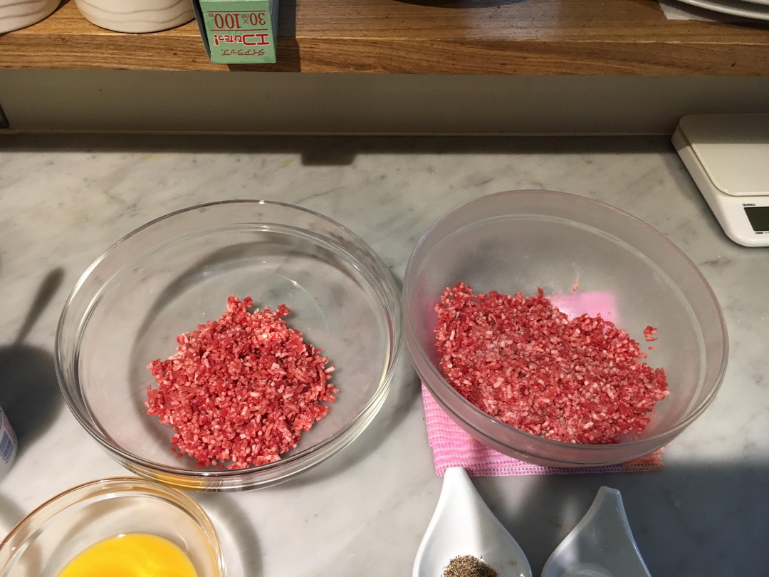 ひき肉をボール２つに分ける