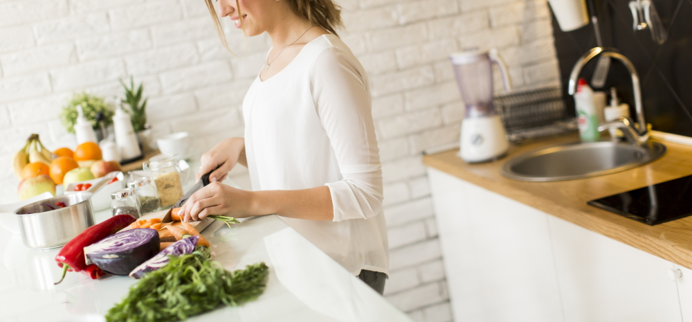 家庭的な女性　キッチン