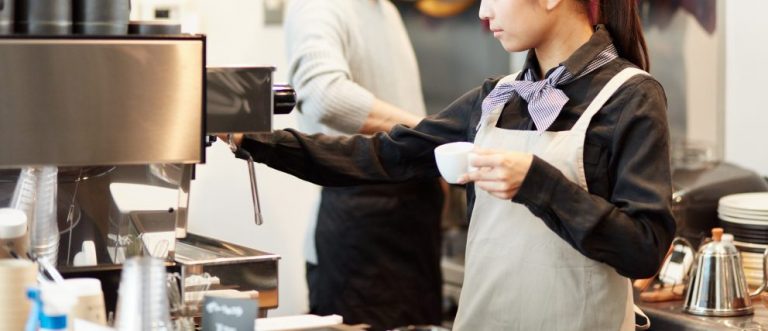 カフェでアルバイトする女性