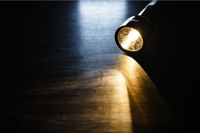 懐中電灯停電暗闇夜
