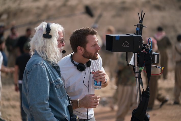 (右)マシュー・ハイネマン監督