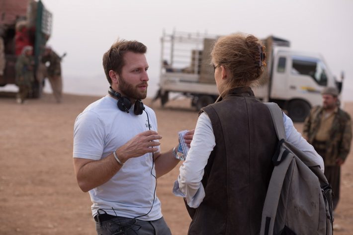 (左)マシュー・ハイネマン監督、(右)ロザムンド・パイ