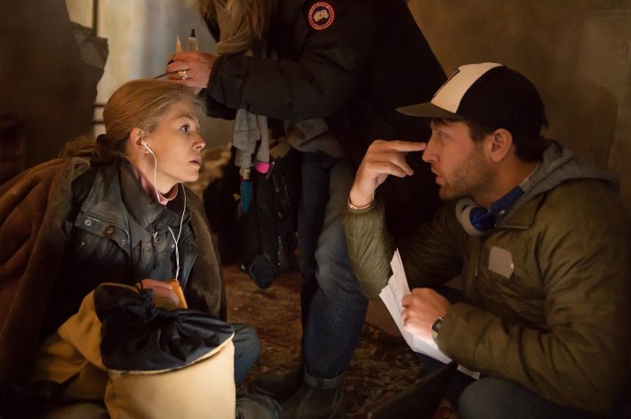 (左)ロザムンド・パイク、(右)マシュー・ハイネマン監督