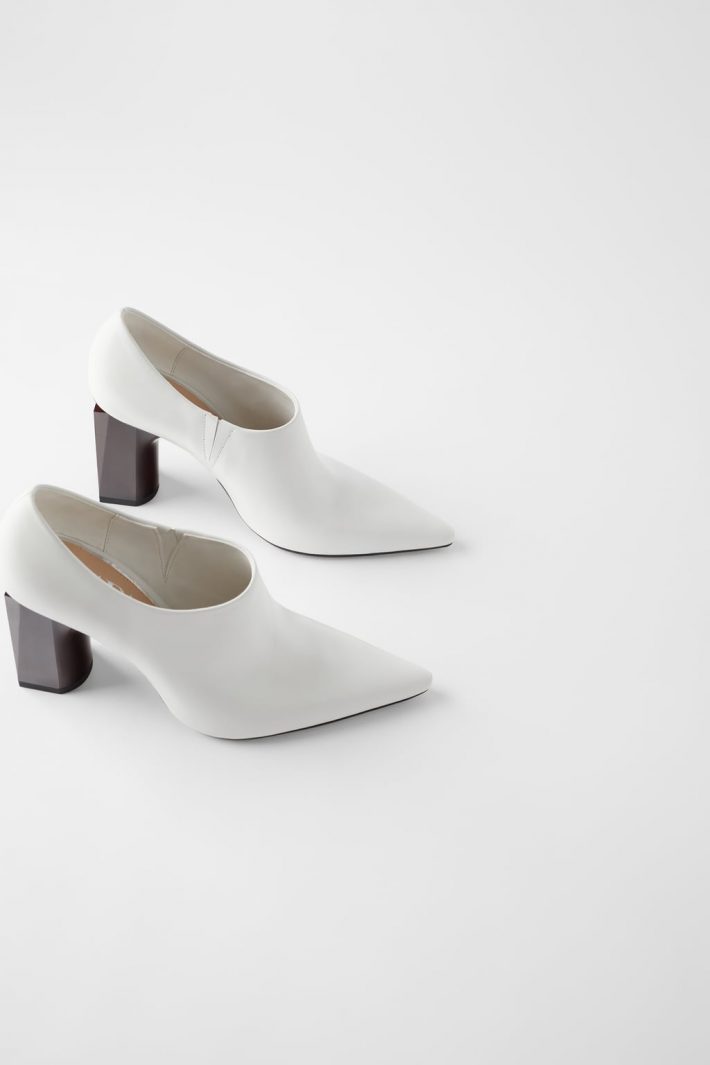 「ジオメトリックハイヒール付きレザーシューズ」（￥11,990）