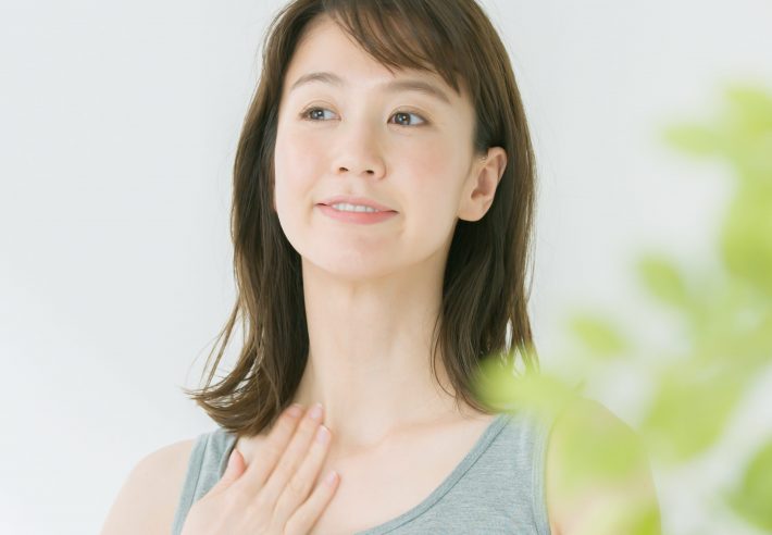 首に「スマホジワ」できてない？シワを伸ばす簡単ヨガポーズをやってみよう