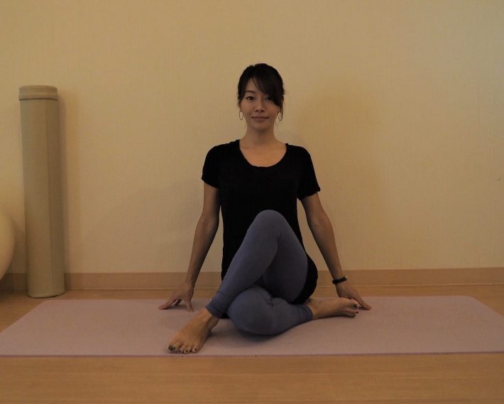 対スマホジワ「牛の顔のポーズ」1