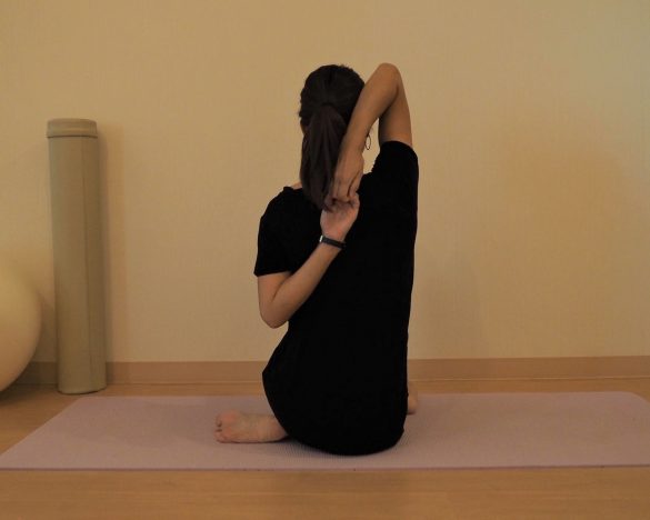 対スマホジワ「牛の顔のポーズ」3・後ろ