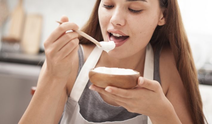 ヨーグルトを食べる女性