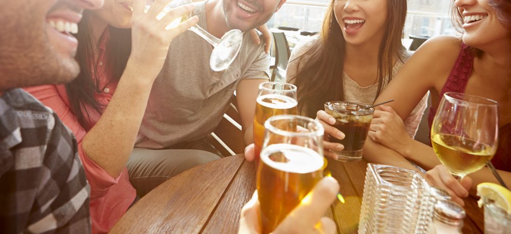 シェアハウス　パーティーする男女　お酒