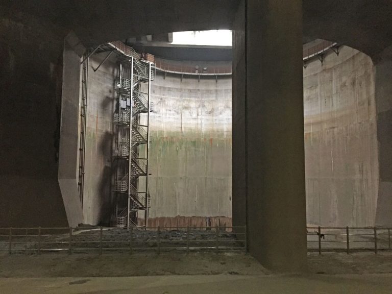 水を排出する縦坑