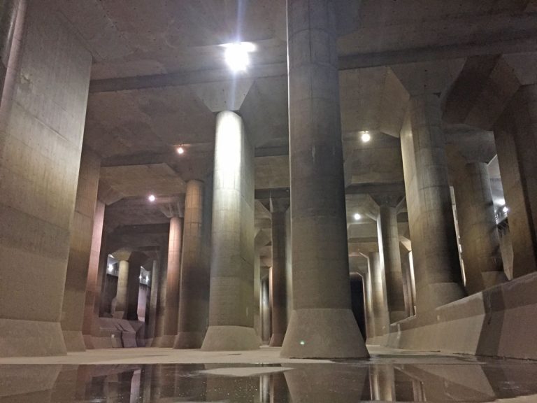 激しく神秘的な地下神殿