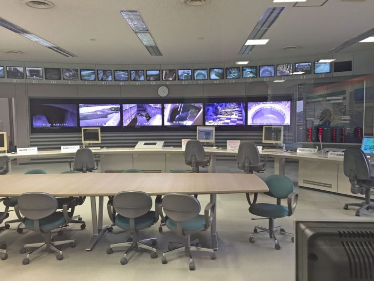 ガラス越しに見える操作室
