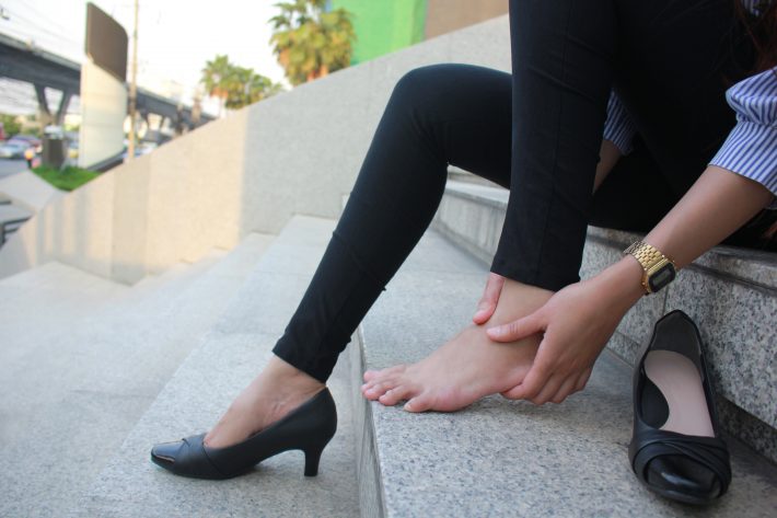 ヒール着用を強制される女性たち