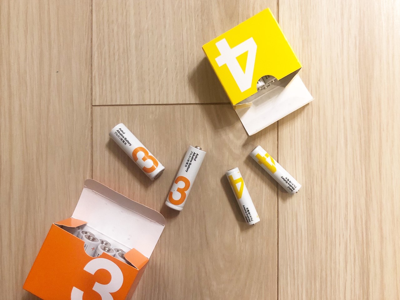 アスクル「アルカリ乾電池」単3形10本入り、単4形10本入り ともに261円