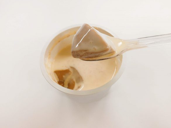 オハヨー乳業　冬限定「ジャージー牛乳プリン　ほうじ茶ラテ」156円