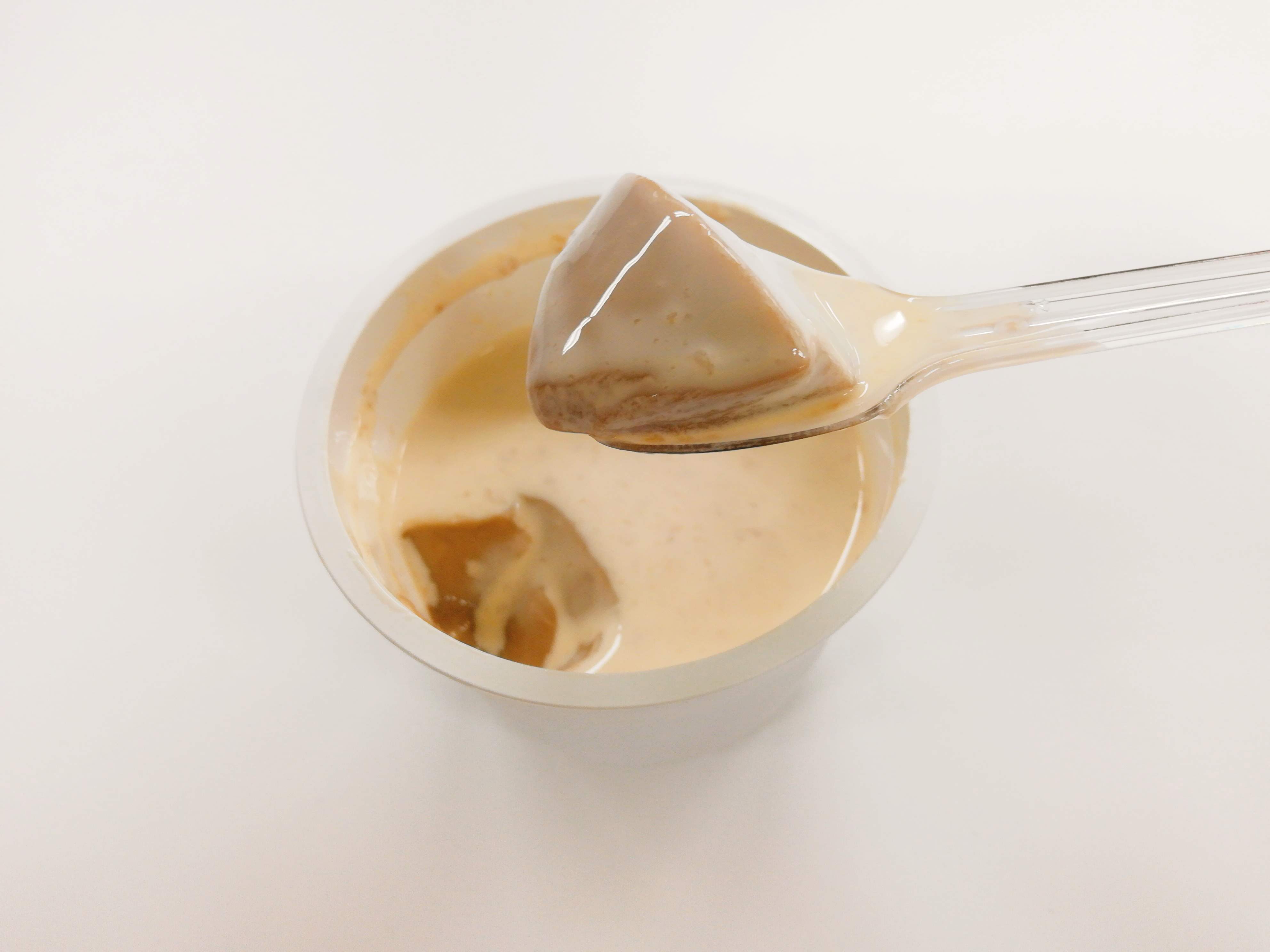 オハヨー乳業　冬限定「ジャージー牛乳プリン　ほうじ茶ラテ」156円