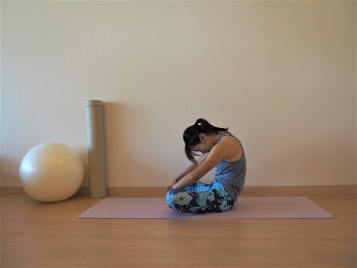 背中は丸めて終わる