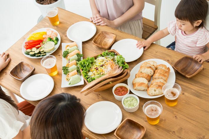 親戚の集まりで食事中に「うんち」と叫ぶ子供
