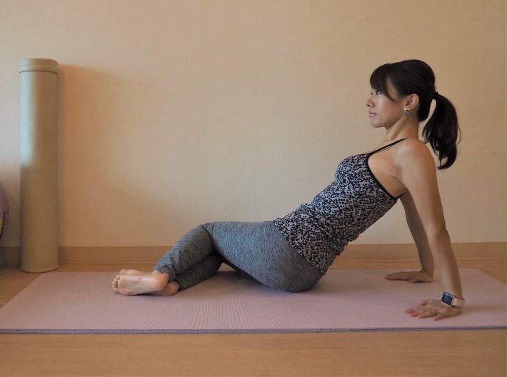 (2) 腰をねじるようにし、両ひざを右側に倒す