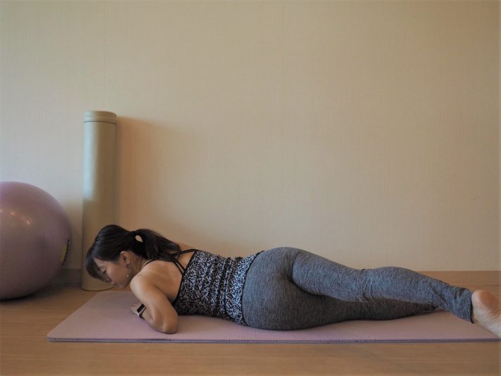 (1) うつ伏せになり、両手は胸の下で重ねておく