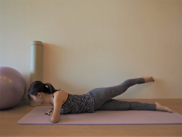 (3) 左足を浮かせ、右足の外側にクロスする