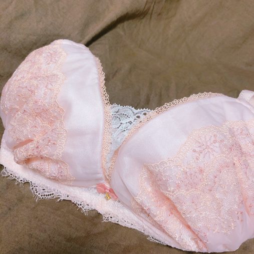 大きいバストはこう見せる！痩せ見えの法則　やせて見せる　レースをつける