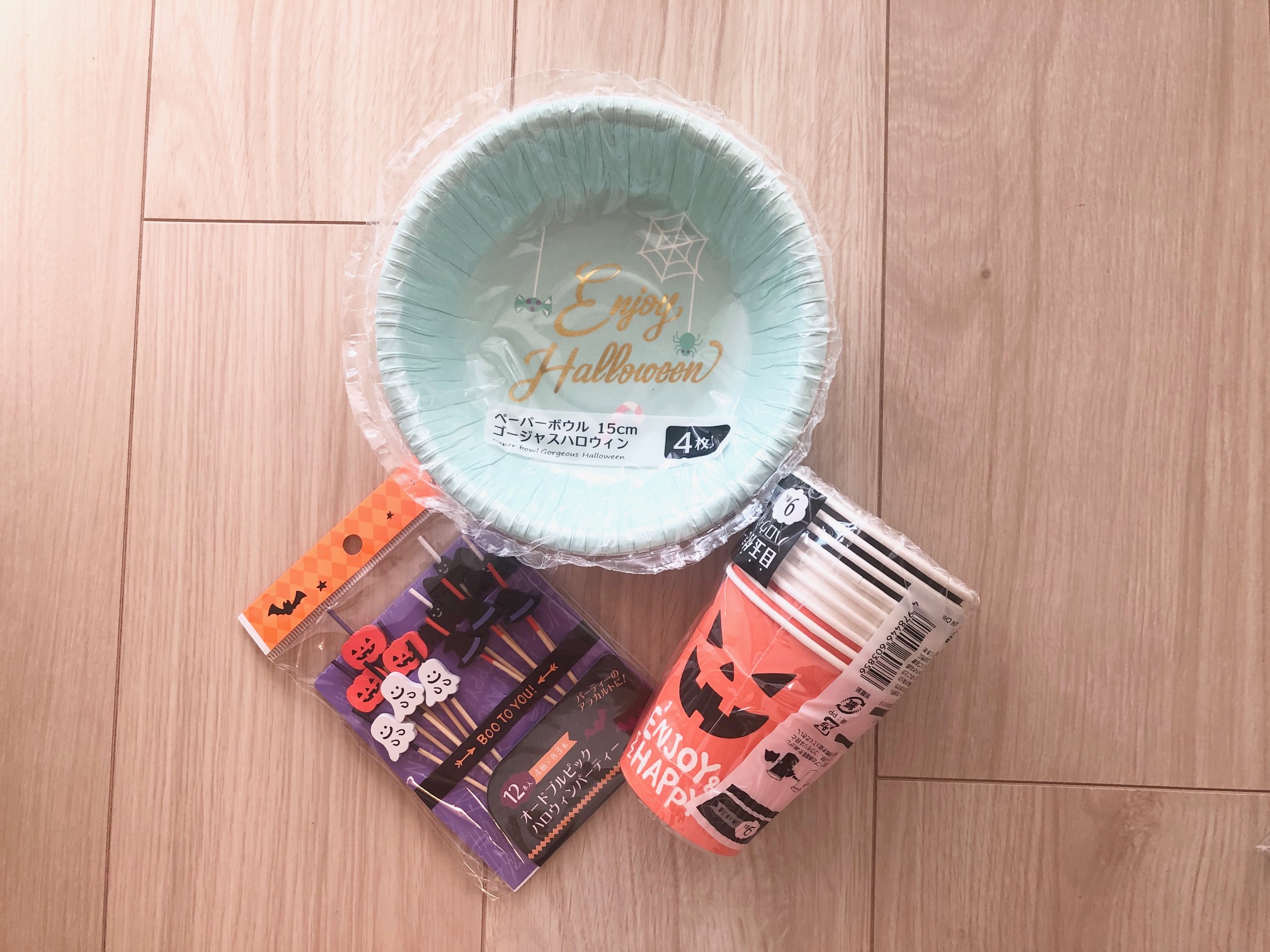 セリア　ハロウィングッズ「オードブルピック ハロウィンパーティー」、「ペーパーボウル 15cm ゴージャスハロウィン」、「目玉付きハロウィンカップ ハロウィンパーティー」各100円