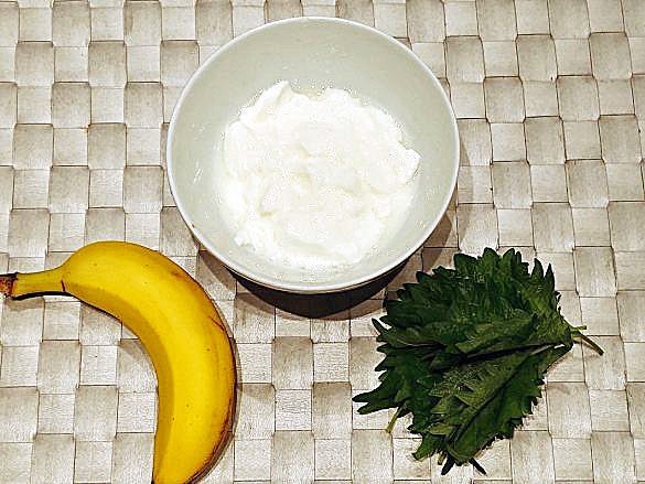 ヨーグルト200g・バナナ1本・しそ10枚