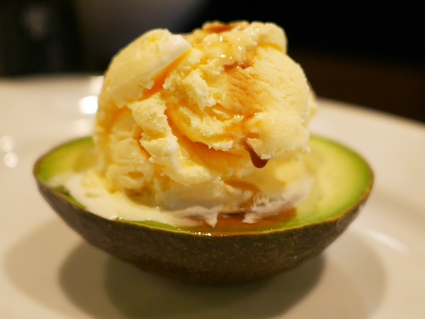 バニラアイスを乗せて醤油をかける。