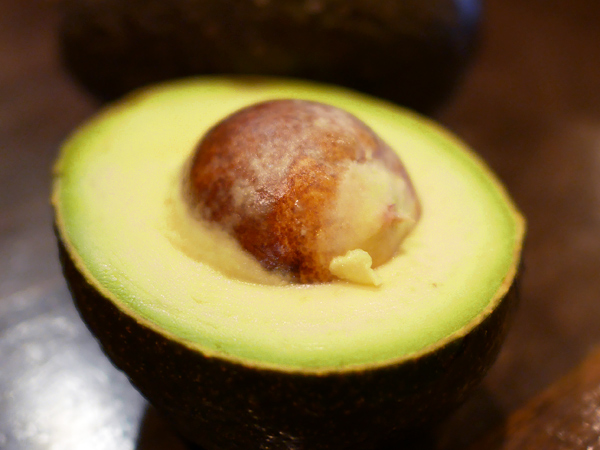 アボカドの食べ頃は“ヘタ”で見極める。硬すぎた場合は漬物に