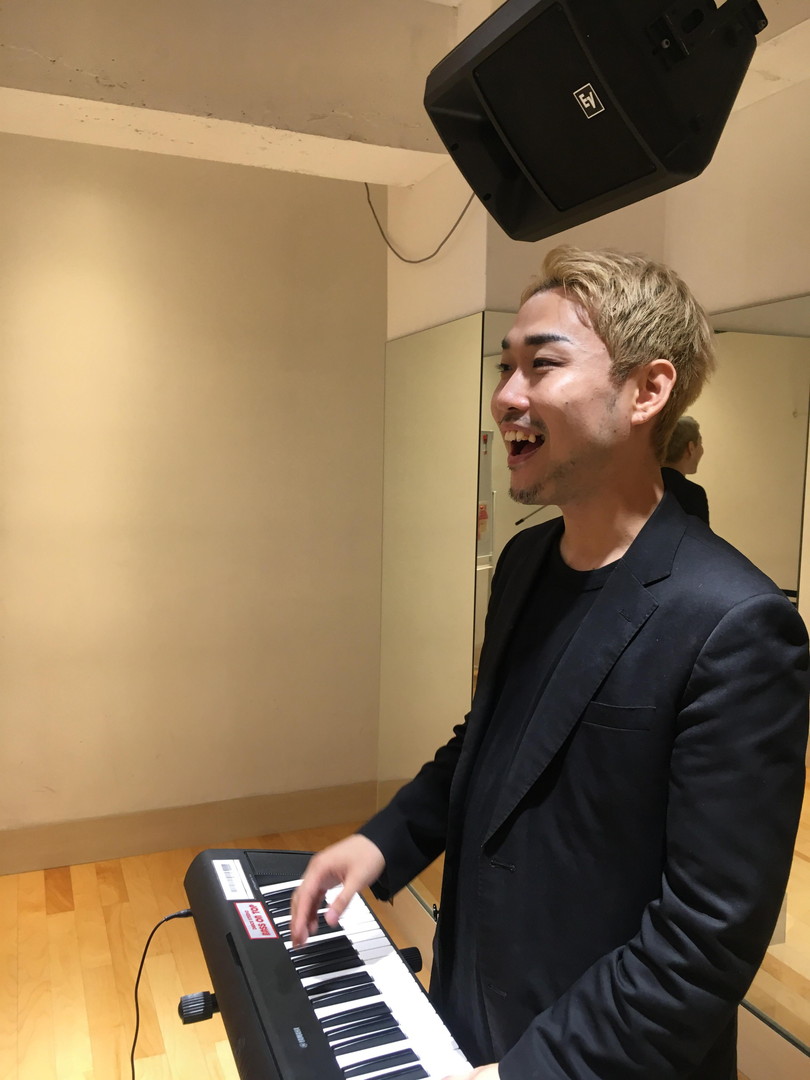 レッスンでは歌も歌う