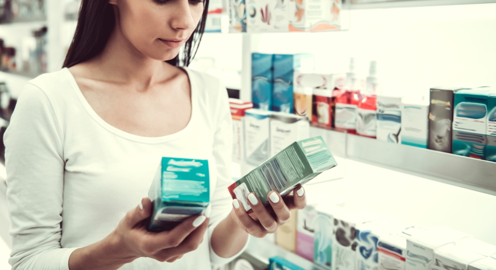 ドラッグストア・薬局で悩む女性