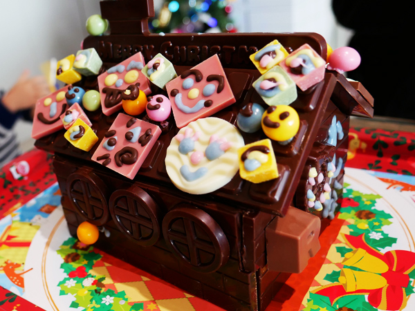 お菓子の家　ヘキセンハウス　●ロイズ「チョコレートの家」2376円 ●ロイズ「チョコレートの家 デコレーションセット」1242円