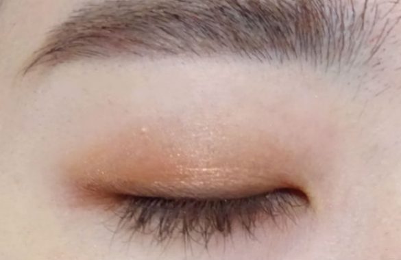 やり方を解説!一重/奥二重さんのアイメイク方法③締め色を目のキワに塗る