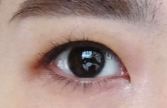 やり方を解説!一重/奥二重さんのアイメイク方法④ビューラーでまつげを扇状にカール