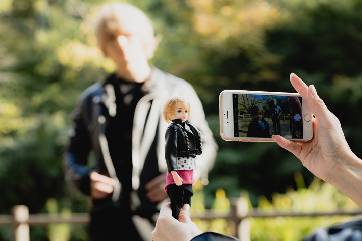 ファッションドールを撮影するみきーるさん