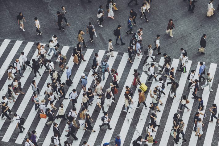渋谷交差点を歩く人々、森林の回答