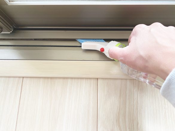 ダイソー「ペットボトルにつけるスリムブラシ」