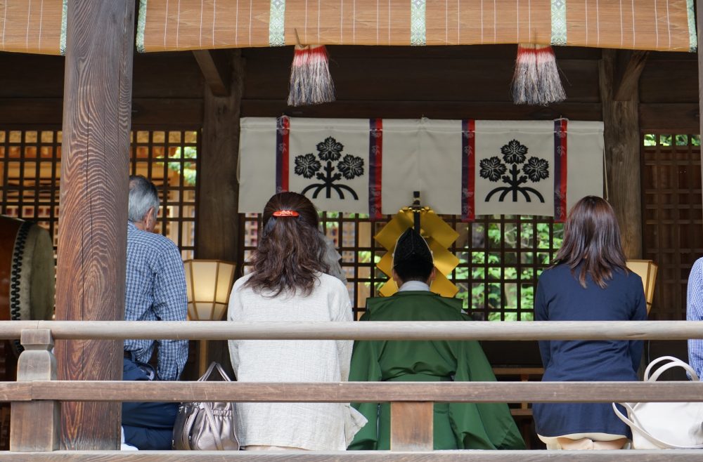 祈祷を受ける家族