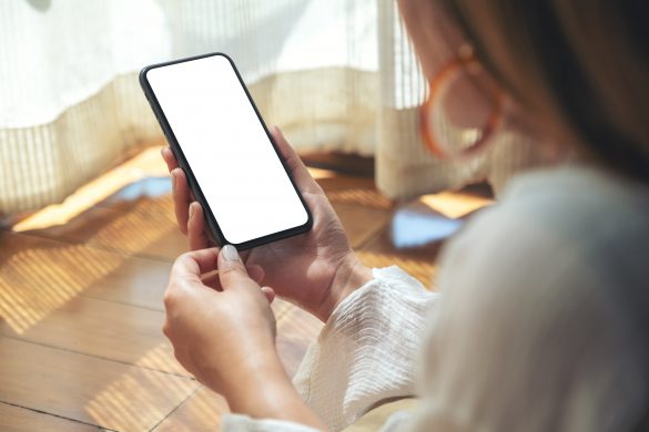 SNSを見てイライラしている女性