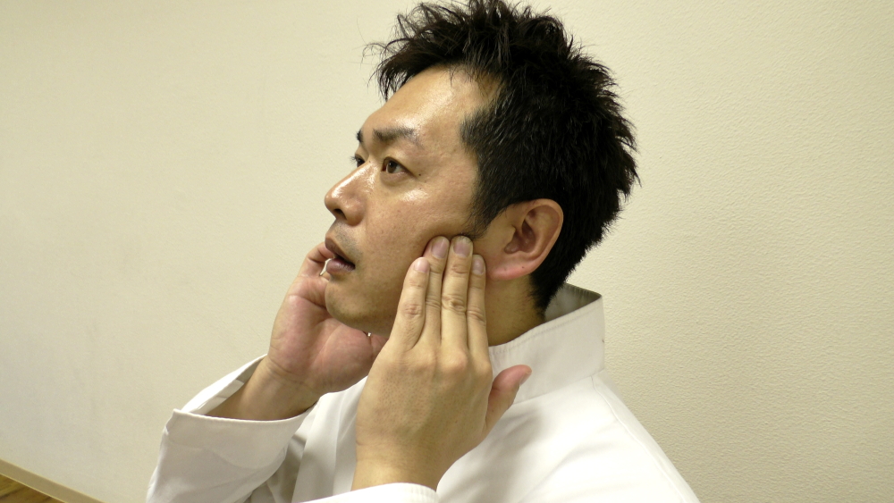 顎関節マッサージ