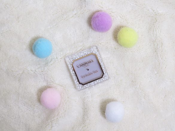 キャンメイクのアイシャドウベース　ラディアントブルー