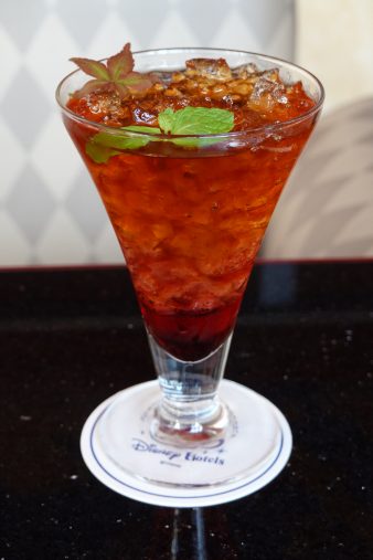 ディズニーアンバサダーホテル「ハイピリオン・ラウンジ」、『アナと雪の女王2』スペシャルドリンク(¥1,300)